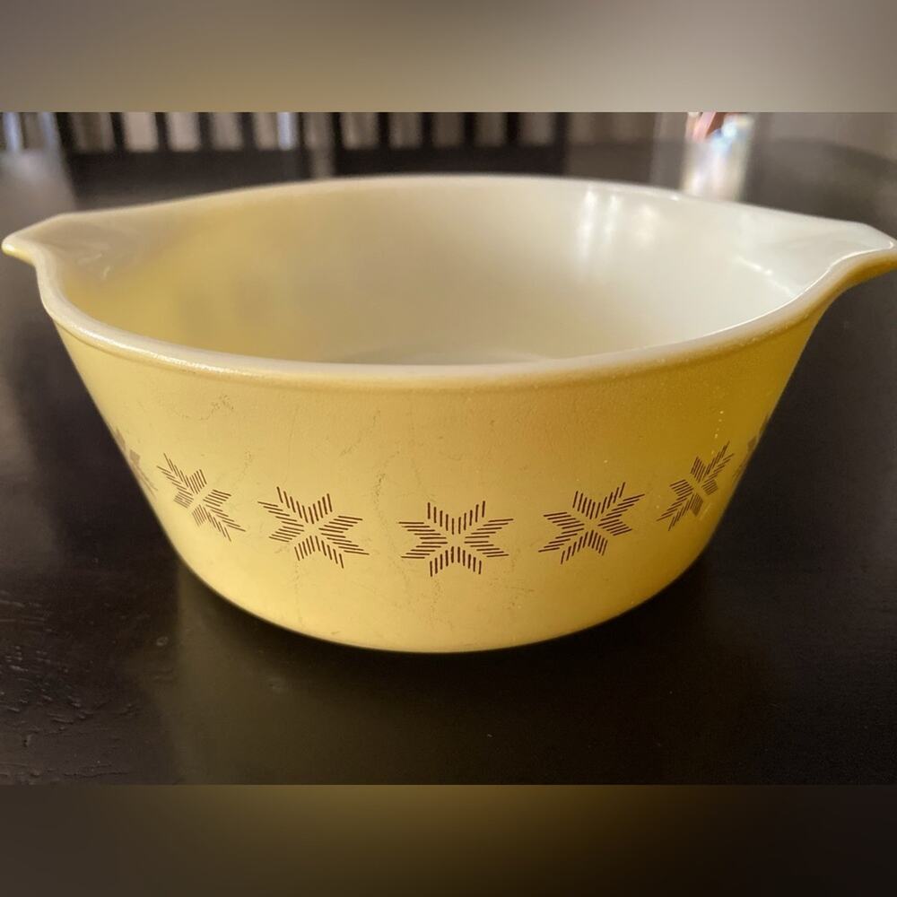 Vintage PYREX ‘Town and Country Stitch Star Snowflake’ #472 Casserole Dish
